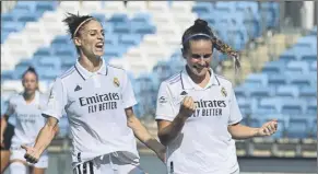  ?? foto: efe ?? Esther y Teresa celebran el 1-0 del Madrid ante el Valencia