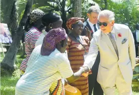  ?? FOTO AFP ?? El príncipe Carlos en su visita ayer al Jardín Botánico de Abuja, en Nigeria.