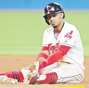  ??  ?? RAREZA. Siempre sonriente, el boricua Francisco Lindor es todo seriedad debido a una jugada en la que fue forzado out en segunda base ayer, día en el que la racha de victorias de los Indios fue detenida por Kansas City.
STANDING