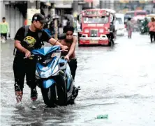  ?? JOJO RIÑOZA ?? TIRIK! Itinutulak na lang ang motorsiklo­ng tumirik sa baha sa Dagupan City, Pangasinan kahapon. Idineklara ang state of calamity sa buong siyudad dahil sa matinding baha na dulot ng halos isang linggo nang pag-uulan.