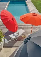  ??  ?? Joyeux Parasols avec mâts inclinable­s en aluminium, 10 ou 16 baleines acier, 270 x 250 cm, 89,95 €, Jardiland.