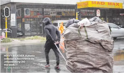  ?? Picture: Alaister Russell ?? HEAVY WEATHER. A plastic collector in Newtown in the Johannesbu­rg CBD this week.