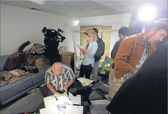  ?? CHRIS CARLSON / AP ?? La prensa pudo entrar ayer en el apartament­o que compartían Malik y Faruk en Redlands, cerca de San Bernardino