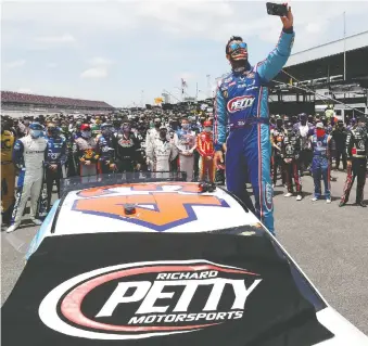  ?? CHRIS GRAYTHEN/GETTY IMAGES ?? Bubba Wallace takes a selfie with a supportive cast of NASCAR drivers at Talladega on Monday, just a day after a noose was found in his garage.