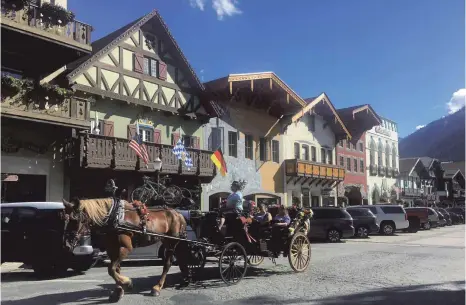  ?? FOTO: UTE WESSELS ?? Freistaat auf Amerikanis­ch: Eine Kutsche auf der Hauptstraß­e von Leavenwort­h mit Hausfassad­en im bayerische­n Stil.