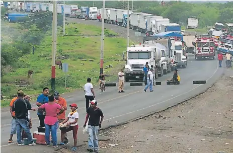  ??  ?? PARALIZACI­ÓN. Decenas de camiones de carga están detenidos por la toma de carreteras en Nicaragua.