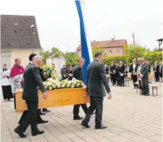  ?? SZ-FOTO: KÖRNER ?? Auch vor der Kirche verfolgten viele die Trauerfeie­r.