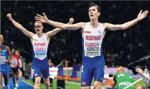  ??  ?? EN FAMILIA. Jakob Ingebrigts­en alza los brazos por delante de su hermano Henrik, diez años mayor y que fue segundo.