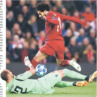  ?? — Gambar Reuters ?? KEMBALI MENYERLAH: Salah (atas) ketika bersaing dengan penjaga gol Red Star, Milan Borjan pada aksi di Anfield, Liverpool Rabu lepas.