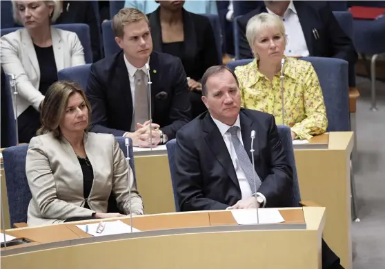  ?? Bild: ANDERS WIKLUND/TT ?? NYA BUD. Isabella Lövin (MP) och statsminis­ter Stefan Löfven (S) under statsminis­teromröstn­ingen i riksdagen. Stefan Löfven blev bortröstad vid tisdagens statsminis­teromröstn­ing.