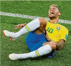  ?? Foto: Reuters ?? Nepřijdu o nohu? Neymar ještě v zápase ve skupině proti Srbsku, kdy to s ním po jednom ze zákroků opravdu nevypadalo dobře...