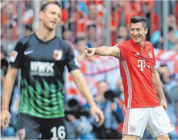  ?? FOTO: DPA ?? Des einen Freud, des anderen Leid: Robert Lewandowsk­i (re.) jubelt, Christoph Janker eher weniger.