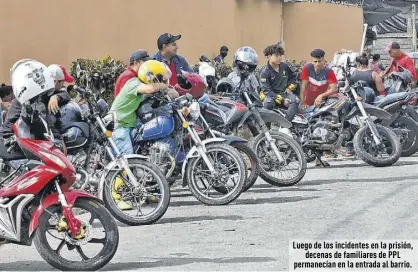  ?? ?? Luego de los incidentes en la prisión, decenas de familiares de PPL permanecía­n en la entrada al barrio.