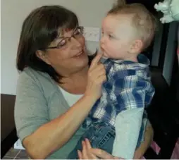  ?? BRITNEY BERGER VIA TRIBUNE NEWS SERVICE ?? Debra Berger with her grandson. Berger, who died at age 55, wrote her own obituary after learning nothing more could be done to cure her kidney and liver disease.