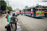  ??  ?? Buses intermunic­ipales en la calle 30 frente al Inem.