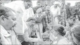  ?? PTI PHOTO ?? ■
Chief minister Hemant Soren meets family members of those killed allegedly by Pathalgadi movement supporters, in West Shingbhum district of Jharkhand on Thursday.