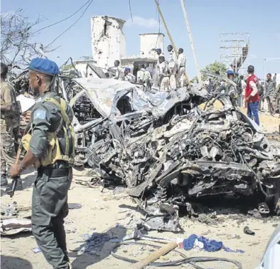  ?? SAID YUSUF WARSAME ?? Imagen de un vehículo afectado por la detonación, ayer en Mogadiscio.