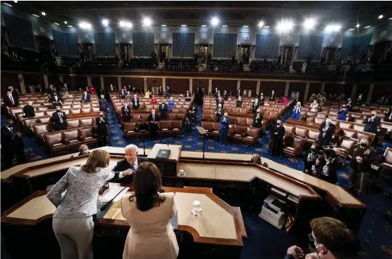 ?? FOTO: MELINA MARA/TT-AP ?? USA:s president Joe Biden hälsar med armbågen på representa­nthusets talman Nancy Pelosi, som står bredvid vicepresid­enten Kamala Harris, innan sitt tal till kongressen.