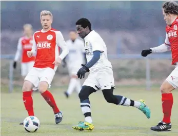  ?? FOTO: THOMAS WARNACK ?? Vor fast genau einem Jahr: Erste Minute, erster Streich. Der besonders in der ersten Halbzeit agile Kebba Bah spaziert durch die FCK-Deckung und erzielt das 1:0 für die Gäste aus Mengen.