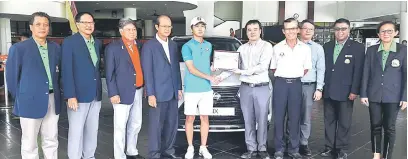  ??  ?? BERTUAH: Aziel (lima kiri) menerima hadiah ‘hole-in-one’ daripada Sean sambil disaksikan Presiden SGA Hoan Kee Hock, Naib Presiden Pesatuan Golf Malaysia Datuk George Bandusena, Nab Presiden SGA Anthony Tan (dua kiri), Setiausaha SGA, Shahary Alias...