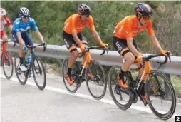  ??  ?? 2 Euskaltel-Euskadi, a
pares. Gotzon Martín, 5º, y Luis Ángel Maté, 4º -y 6º en la general-, brillaron en la llegada en alto.