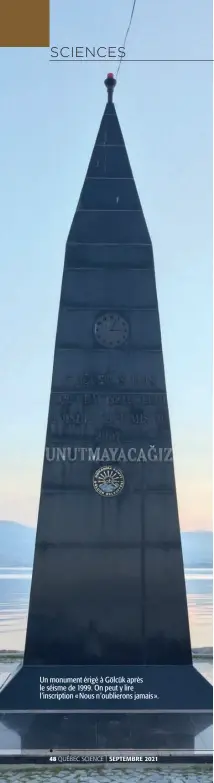  ??  ?? Un monument érigé à Gölcük après le séisme de 1999. On peut y lire l’inscriptio­n « Nous n’oublierons jamais ».