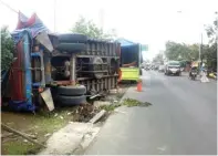  ?? ADI WIJAYA/JAWA POS ?? JALAN SEMPIT: Truk gandeng yang terguling di Jalan Raya Boboh kemarin.