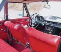  ??  ?? Ein Blick ins Interieur des Mercedes 230, Baujahr 1971.