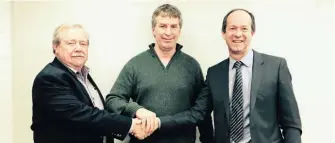  ??  ?? Dave Hendricks, Bob Hart et Alain Létourneau au moment de la signature de l’entente qui fait de Prograin l’actionnair­e majoritair­e du centre de recherche de son concurrent ontarien Sevita Internatio­nal.