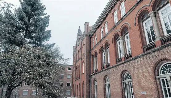  ??  ?? Das Caritas-Haus in St. Gabriel hat eine bewegte Geschichte: Schon einmal wurden dutzende Flüchtling­e von Waldhäusl dort abgezogen.