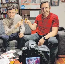  ?? FOTO: MAXIMILIAN KREMER ?? Jonathan Wolf (rechts) und Antonio Hertlein stoßen drauf an, dass die Ergebnisse für die SPD nicht in den Keller gekracht sind.