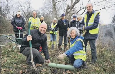  ?? ?? Council vice-chairman Phillip Coote with Id Verde, county tree surgeons and volunteers at Ashengroun­d Woods