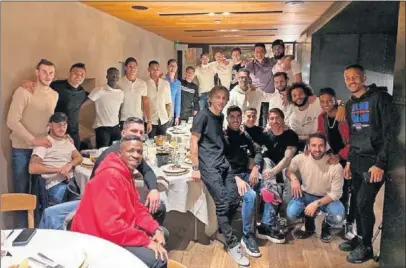  ??  ?? Los jugadores madridista­s, reunidos ayer para cenar juntos en ‘El Filandón’.