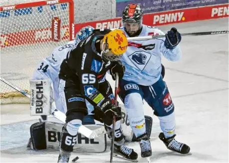  ?? Foto: kolbert-press/schreyer ?? Umkämpfte dritte Partie: Panther-Verteidige­r Colton Jobke (rechts) räumt vor dem eigenen Kasten (links Bremerhave­ns Christian Wejse) ordentlich auf.