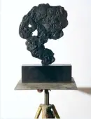  ??  ?? De haut en bas / from top:
Jacques Martinez. «Tête ». 2019. Bronze. 67 x 51 x 11 cm
« Opus Romanum ». 2018. Acrylique et feuilles d’or sur toile. 180 x 180 cm.