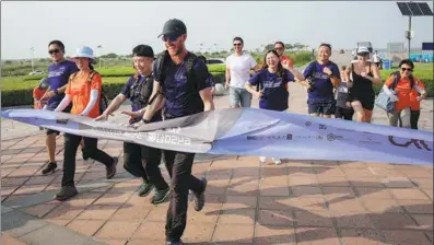  ?? PROVIDED TO CHINA DAILY ?? Ash Dykes reaches the finish line, signaling the completion of his Yangtze River expedition, in Shanghai on Monday.