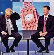  ?? AFP ?? ► Los candidatos Boris Johnson (i) y Jeremy Hunt en un debate organizado por la BBC, el pasado martes.