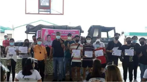  ?? (Contribute­d photo) ?? EDUCATIONA­L AID. Mayor Danilo Guintu, Board Member Pol Balingit and SB members lead the distributi­on of cash grants to college students in Masantol town.
