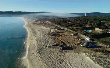  ?? (Photo F. Fernandes) ?? Pampelonne considérée comme l’une des plus belles plages de France, alors que les travaux de démolition sont en cours pour la mise en oeuvre des nouvelles concession­s sur la période -.