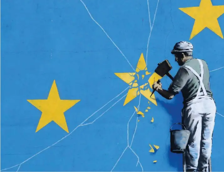  ?? GARETH FULLER ?? Skilsmisse­n mellom EU og Storbritan­nia er ikke ennå på plass, men på gatekunste­n til Banksy skal EU-flagget ned.