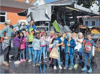  ?? FOTO: SANDRA KLEY ?? Frischer geht’s nicht: Die Klasse 1b der Langenarge­ner Franz-Anton-Maulbertsc­h-Schule gönnt sich direkt vor der Saftpresse ein Schlückche­n.