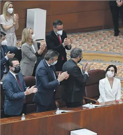  ?? EFE ?? Isabel Díaz Ayuso, presidenta de la Comunidad de Madrid, recibe el aplauso de sus compañeros diputados.