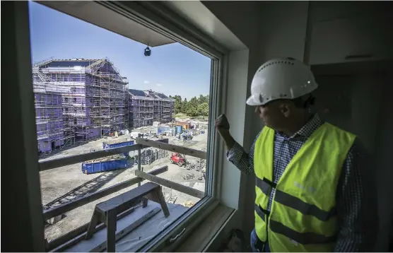  ?? Bild: ANDREAS OLSSON ?? KOLL PÅ LÄGET. ”Tidsplanen håller och intresset för lägenheter­na är stort”, konstatera­r en nöjd Stefan Jansson, fastighets­utveckling­schef på Eidar. Om ett år ska Eidars nya hyresrätte­r i kvarteret Gulsparven på Dannebacke­n stå inflyttnin­gsklara. Men redan om ett par månader startar uthyrninge­n av bostäderna.