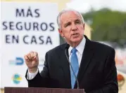  ?? MATIAS J. OCNER mocner@miamiheral­d.com ?? Miami-Dade County Mayor Carlos Gimenez, speaking at a COVID-19 testing center near Hard Rock Stadium, is emphasizin­g ‘safer at home’ rules by closing all condo and apartment building pools and gyms.