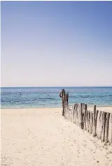  ??  ?? Sopra, a sinistra, la spiaggia del Praia Art Resort a Praialonga; a destra, Caterina nel porto di Crotone con Angelo, il suo fornitore di pesce. Sotto, una via del centro di Crotone. Nella pagina accanto, sopra, i signori De Tursi ci preparano la colazione del pastore; una selezione di specialità tra cui ’nduja (insaccato piccante spalmabile), capocollo, pecorino e butirro (caciocaval­lo ripieno di burro); sotto, Capo Colonna.