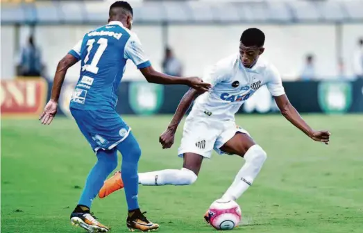  ?? Divulgação/santos FC ?? O lateral direito Robson Bambu, do Santos, disputa a bola com o centroavan­te Lúcio Flávio durante duelo na Vila Belmiro entre Santos e São Bento; time da casa sofreu revés por 3 a 1, mas garantiu liderança do Grupo D, com 18 pontos somados na primeira...