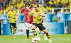  ?? Foto: ?? Die Ballführun­g eines Weltmeiste­rs: Mario Götze beim Dortmunder 3:2 Sieg im Test spiel bei den Urawa Red Diamonds.