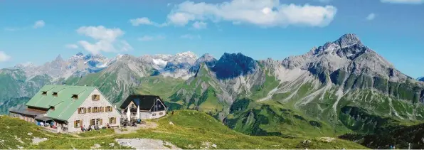  ?? Foto: Josef Schafnitze­l ?? Idyllisch liegt die Mindelheim­er Hütte in den Alpen südwestlic­h von Oberstdorf. Vor 100 Jahren begann ihre Geschichte mit einem eisernen Hüttenkreu­z.