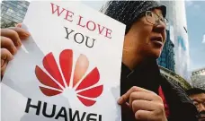  ?? FOTO REUTERS ?? Před kanadský soud, který rozhodoval o propuštění Meng Wan-čou na kauci, přijeli manažerku firmy Huawei podpořit demonstran­ti až z Číny