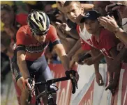  ??  ?? A battered Nibali struggles on to Alpe d’Huez after being knocked o f his bike